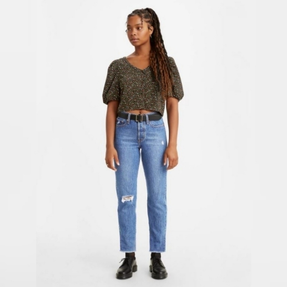 LEVIS Wedgie Straight Distressed Jeans size 23 in EUC